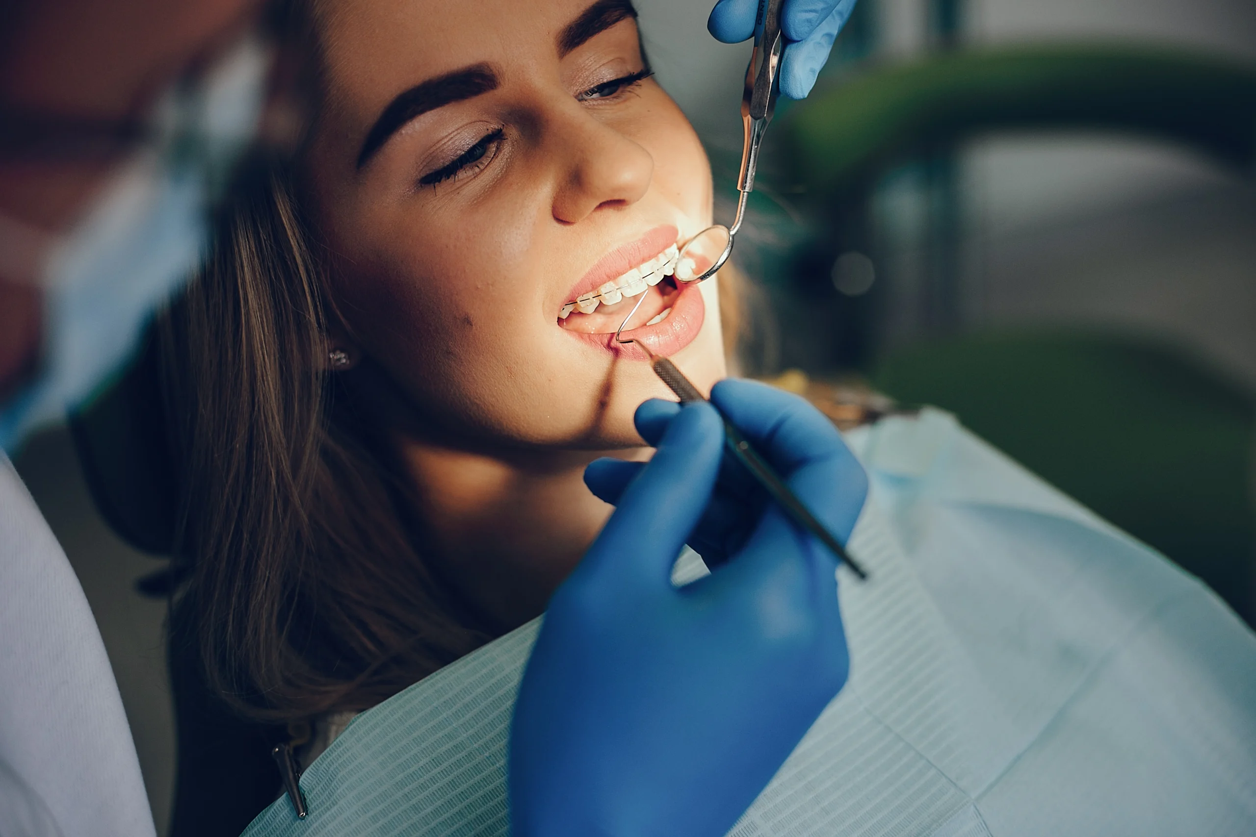 Ragazza con apparecchio ortodontico fisso sorride — Igea Odontoiatria, Palermo