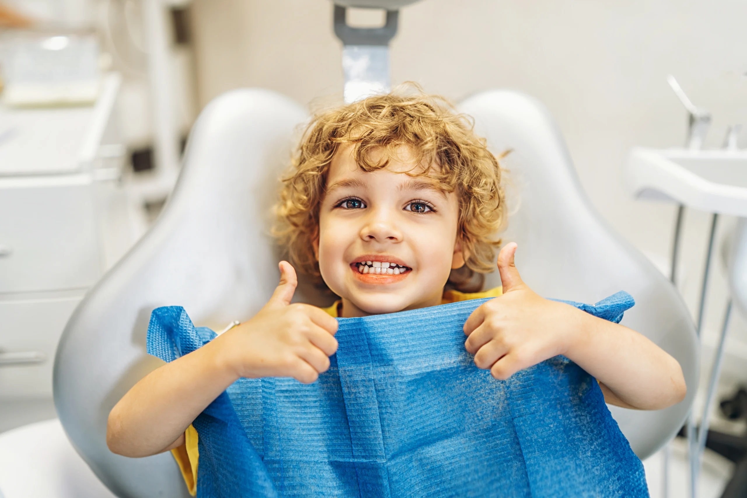 un bambino sorridente durante la prima visita, studio Igea Odontoiatria a Palermo